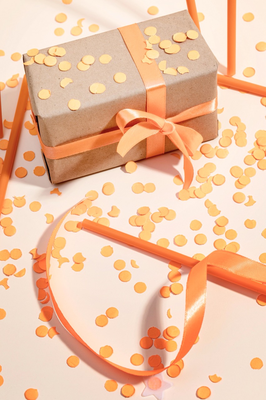 close-up-wrapped-gift-box-table 크게